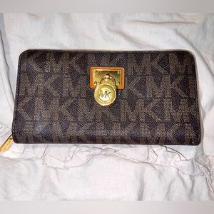 Michael Kors Hamilton Traveler Large Bifold Zip Around Wallet